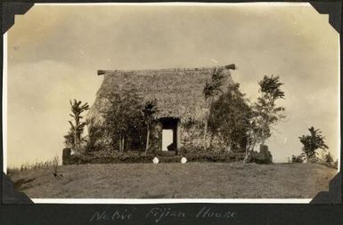 Fijian house in the Suva Region, Fiji, 1929 / C.M. Yonge