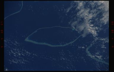 STS050-11-025 - STS-050 - Earth observation scenes of the north central Tuamotu Archipelago.