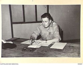 YALU, NEW GUINEA. 1945-08-03. MAJOR V.E. DOWDY, CHIEF INSTRUCTOR, NEW GUINEA TRAINING SCHOOL