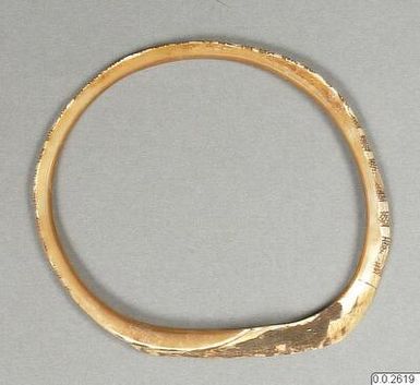 ["armring, bracelet"]