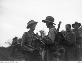 SATTELBERG AREA, NEW GUINEA. 1943-11-17. OFFICERS OF THE 2/48TH AUSTRALIAN INFANTRY BATTALION DISCUSSING THE COMING ASSAULT ON SATTELBERG. SHOWN ARE LEFT TO RIGHT: SX10307 CAPTAIN HILL. LIEUTENANT ..