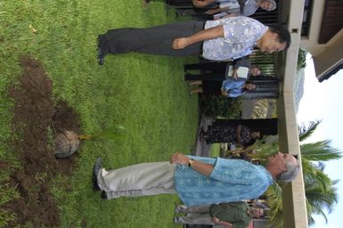 [Assignment: 48-DPA-SOI_K_Pohnpei_6-10-11-07] Pacific Islands Tour: Visit of Secretary Dirk Kempthorne [and aides] to Pohnpei Island, of the Federated States of Micronesia [48-DPA-SOI_K_Pohnpei_6-10-11-07__DI13689.JPG]