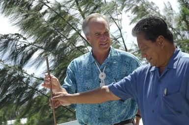 [Assignment: 48-DPA-SOI_K_Majuro_6-11-12-07] Pacific Islands Tour: Visit of Secretary Dirk Kempthorne [and aides] to Majuro Atoll, of the Republic of Marshall Islands [48-DPA-SOI_K_Majuro_6-11-12-07__DI14724.JPG]