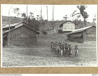 SOGERI, NEW GUINEA. 1943-11-20. STUDENTS AT THE SCHOOL OF SIGNALS, NEW GUINEA FORCE, PROCEEDING TO TRAINING DUTIES AT THE CHANGE OF PERIODS