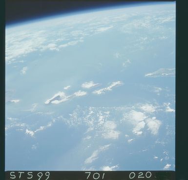 STS099-701-020 - STS-099 - Earth observations of the Hawaiian Islands taken from OV-105 during STS-99