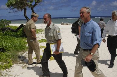 [Assignment: 48-DPA-SOI_K_Guam_6-6-7-07] Pacific Islands Tour: Visit of Secretary Dirk Kempthorne [and aides] to Guam, U.S. Territory [48-DPA-SOI_K_Guam_6-6-7-07__DI12133.JPG]