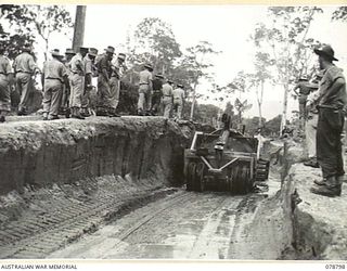 TOROKINA, BOUGAINVILLE ISLAND. 1945-01-31. A DEMONSTRATION OF MECHANICAL EQUIPMENT BEING CONDUCTED BY THE COMMANDER ROYAL ENGINEERS, 2ND AUSTRALIAN CORPS AT THE OLD SITE OF THE UNIT CAMP