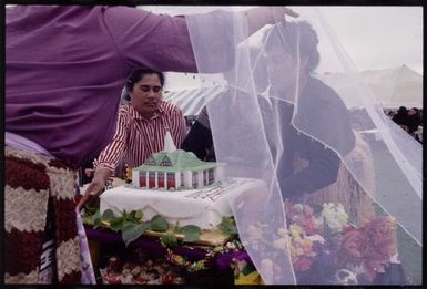 Fe'ofa'aki Tukino and Makeleta Tukino unveil a cake model of the new church, Vaine Mo'onia