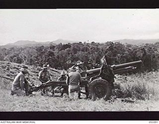 SOGERI VALLEY, NEW GUINEA. 1943-06-29. NO. 3 GUN OF B TROOP, 9TH BATTERY, 2/5TH AUSTRALIAN FIELD REGIMENT, READY TO LOAD FOR PRACTICE SHOOT