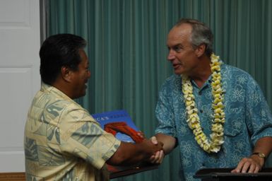 [Assignment: 48-DPA-SOI_K_Majuro_6-11-12-07] Pacific Islands Tour: Visit of Secretary Dirk Kempthorne [and aides] to Majuro Atoll, of the Republic of Marshall Islands [48-DPA-SOI_K_Majuro_6-11-12-07__DI14508.JPG]
