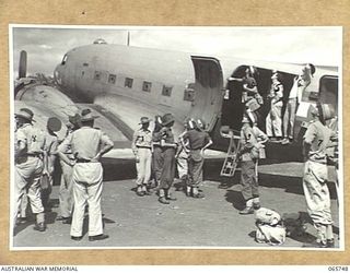 MAREEBA, QLD. 1944-04-13. AUSTRALIAN ARMY PERSONNEL SCANNING THE SKY FOR THE SECOND AIRCRAFT OF THE UNITED STATES ARMY AIR CORPS WHICH IS CARRYING THE REMAINDER OF THE ADVANCE PARTY OF ..