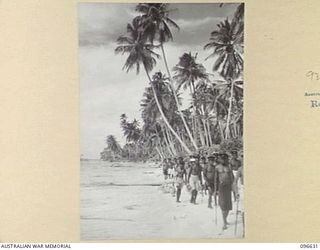 BONIS PENINSULA, BOUGAINVILLE. 1945-09-15. MEMBERS OF HEADQUARTERS 2 CORPS, PREPARED FOR SURRENDER DISCUSSIONS WITH THE JAPANESE, WENT ASHORE AT JAPANESE NAVAL HEADQUARTERS, BONIS PENINSULA. SHOWN, ..
