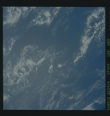 S49-100-005 - STS-049 - Earth observations taken during STS-49 mission