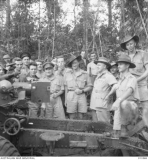 PAPUA. 1942-10-08. GENERAL SIR THOMAS BLAMEY, COMMANDER-IN-CHIEF OF THE ALLIED LAND FORCES, SPEAKS WITH MEN OF AN A.I.F. ARTILLERY UNIT. WITH HIM IS MAJOR GENERAL ALLEN, COMMANDING PART OF THE NEW ..