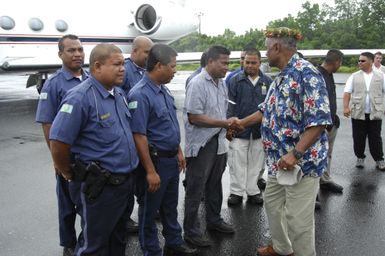 [Assignment: 48-DPA-SOI_K_Pohnpei_6-10-11-07] Pacific Islands Tour: Visit of Secretary Dirk Kempthorne [and aides] to Pohnpei Island, of the Federated States of Micronesia [48-DPA-SOI_K_Pohnpei_6-10-11-07__DI14221.JPG]