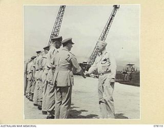 TOROKINA, BOUGAINVILLE ISLAND. 1944-12-15. MAJOR GENERAL O.W. GRISWOLD, COMMANDING GENERAL, 14TH UNITED STATES CORPS (3) SHAKING HANDS WITH VX13 LIEUTENANT GENERAL S.G. SAVIGE, CB, CBE, DSO, MC, ..