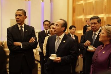 Barack Obama talks with leaders prior to the climate change breakfast in Singapore, November 15, 2009