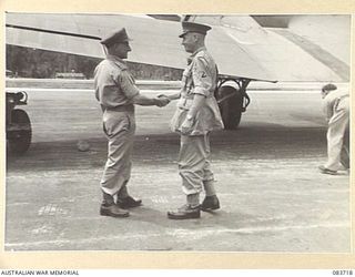 AITAPE, NEW GUINEA. 1944-11-22. LIEUTENANT- GENERAL STURDEE, COMMANDER FIRST ARMY, (2) BEING GREETED BY MAJOR- GENERAL J E S STEVENS, GENERAL OFFICER COMMANDING 6 DIVISION, (1), ON ARRIVAL AT THE ..