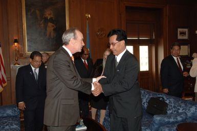 [Assignment: 48-DPA-02-05-08_SOI_K_Mori] Secretary Dirk Kempthorne [meeting at Main Interior] with delegation from the Federated States of Micronesia, led by Micronesia President Emanuel Mori [48-DPA-02-05-08_SOI_K_Mori_DOI_9670.JPG]