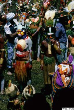 ["uppträdande, dans, ansiktsmålning, huvudbonad, fotografi, photograph"]