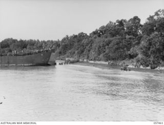 FINSCHHAFEN, NEW GUINEA, 1943-09-22. AN LST LANDING TROOPS OF THE 20TH BRIGADE GROUP, 9TH AUSTRALIAN DIVISION AT SCARLET BEACH, NEAR THE MOUTH OF THE SONG RIVER. THIS WAS THE SECOND AMPHIBIOUS ..