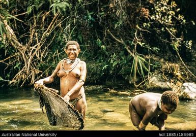 Fishing: Women netting