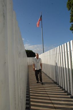 [Assignment: 48-DPA-09-30-08_SOI_K_NPS_Arizona] Visit of Secretary Dirk Kempthorne and aides to the U.S.S. Arizona Memorial, Pearl Harbor, Honolulu, Hawaii, [for tours, discussions with local officials] [48-DPA-09-30-08_SOI_K_NPS_Arizona_DOI_0969.JPG]