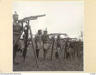 BISIATABU, NEW GUINEA. 1944-05-23. 38 SERGEANT META, PAPUAN INFANTRY BATTALION (1), INSTRUCTING TROOPS IN THE CORRECT METHOD OF SIGHTING THE .303 INCH RIFLE. IDENTIFIED PERSONNEL ARE:- 983 PRIVATE ..