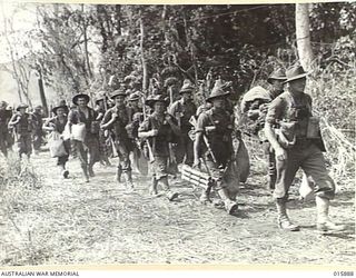 1943-10-01. NEW GUINEA. ATTACK ON KAIAPIT. LIEUT. L.B. BREMNER LEADS HIS MEN TO THE PLANE WHICH CARRIED THEM INTO ACTION. (NEGATIVE BY MILITARY HISTORY NEGATIVES)