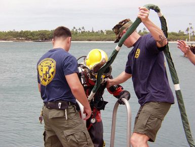 US Navy (USN) divers from Mobile Diving and Salvage Unit ONE (MDSU-1) and Japanese divers from Ship Repair Facility, Yokosuka, Japan, conduct pier-side dry-suit indoctrination at the MDSU compound in Pearl Harbor, Hawaii (HI)