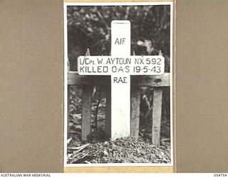 BULLDOG ROAD, NEW GUINEA, 1943-07-18. GRAVE OF NX592 LANCE CORPORAL W. AYTOUN OF THE ROYAL AUSTRALIAN ENGINEERS WHO WAS KILLED IN A LANDSLIDE AT FOX'S GAP 1943-05-19