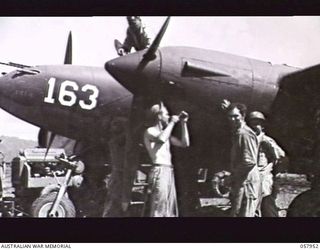 LAE, NEW GUINEA. 1943-10-11. MEMBERS OF THE 376TH UNITED STATES SERVICE SQUADRON, 63RD SERVICE GROUP, REPAIRING A LOCKHEED LIGHTNING WHICH WAS DAMAGED WHILE MAKING A LANDING ON THE AIRSTRIP. SHOWN ..