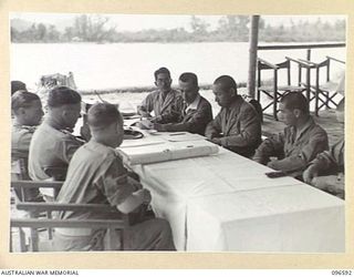 BONIS PENINSULA, BOUGAINVILLE. 1945-09-14. MEMBERS OF HEADQUARTERS 2 CORPS, PREPARED FOR SURRENDER DISCUSSIONS WITH THE JAPANESE, WENT ASHORE AT JAPANESE NAVAL HEADQUARTERS, BONIS PENINSULA. THEY ..