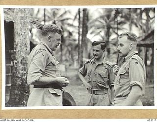 MILNE BAY, NEW GUINEA. 1943-06-26. LIEUTENANT COLONEL H.T. ALLEN, OBE., MC., (LEFT), LIAISON OFFICER, AUSTRALIAN AND UNITED STATES FORCES, TALKS WITH "G" OFFICERS, QX40786 CAPTAIN J.S. MELLICK ..