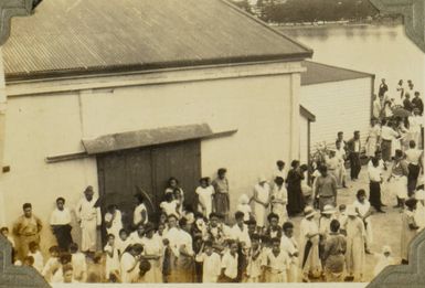 Crowd on the wharf at Nuku'aloafa, Tonga, 1928