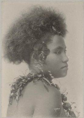 Portrait of a woman, Samoa, approximately 1895 / Andrew