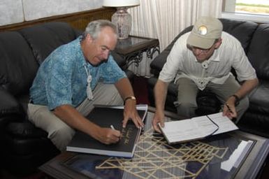 [Assignment: 48-DPA-SOI_K_Majuro_6-11-12-07] Pacific Islands Tour: Visit of Secretary Dirk Kempthorne [and aides] to Majuro Atoll, of the Republic of Marshall Islands [48-DPA-SOI_K_Majuro_6-11-12-07__DI14835.JPG]