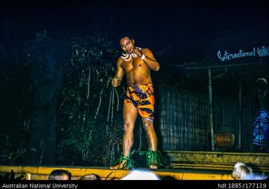 Oahu - International Market - Samoan sword dance