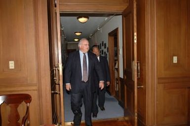 [Assignment: 48-DPA-09-26-07_SOI_K_Pres_Note] Secretary Dirk Kempthorne [and aides meeting at Main Interior] with delegation from Republic of Marshall Islands, led by Marshalls President Kessai Note [48-DPA-09-26-07_SOI_K_Pres_Note_DOI_2149.JPG]