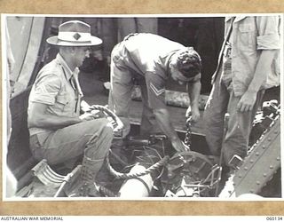 WARD'S DROME, NEW GUINEA. 1943-11-16. TROOPS OF THE 2/5TH AUSTRALIAN FIELD REGIMENT, 7TH AUSTRALIAN DIVISION PREPARING TO LOAD A DISMANTLED LONG 25-POUNDER GUN INTO A DOUGLAS TRANSPORT AIRCRAFT, ..