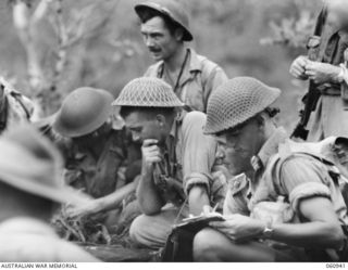 DONADABU AREA, NEW GUINEA. 1943-11-30. COMPANY COMMANDER, A COMPANY, 2/10TH AUSTRALIAN INFANTRY BATTALION DETAILS HIS ORDERS FOR AN ATTACK DURING THE COMBINED EXERCISE WITH THE 2/4TH AUSTRALIAN ..