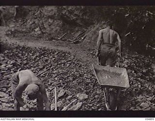 BULLDOG-WAU ROAD, NEW GUINEA, 1943-07-13. TROOPS OF HEADQUARTERS, ROYAL AUSTRALIAN ENGINEERS, 11TH AUSTRALIAN DIVISION, CONSTRUCTING THE ROAD AT THE 19 MILE POINT