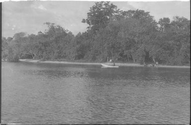 Approaching the islands, close-up view : Carteret Islands, Papua New Guinea, 1960 / Terence and Margaret Spencer