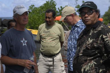 [Assignment: 48-DPA-SOI_K_Pohnpei_6-10-11-07] Pacific Islands Tour: Visit of Secretary Dirk Kempthorne [and aides] to Pohnpei Island, of the Federated States of Micronesia [48-DPA-SOI_K_Pohnpei_6-10-11-07__DI13865.JPG]