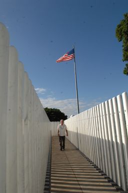 [Assignment: 48-DPA-09-30-08_SOI_K_NPS_Arizona] Visit of Secretary Dirk Kempthorne and aides to the U.S.S. Arizona Memorial, Pearl Harbor, Honolulu, Hawaii, [for tours, discussions with local officials] [48-DPA-09-30-08_SOI_K_NPS_Arizona_DOI_0967.JPG]