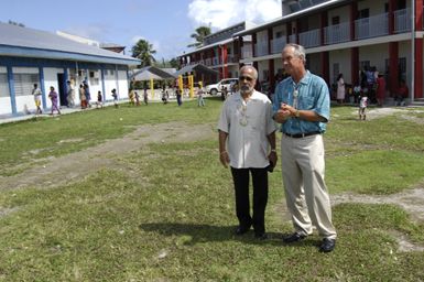 [Assignment: 48-DPA-SOI_K_Majuro_6-11-12-07] Pacific Islands Tour: Visit of Secretary Dirk Kempthorne [and aides] to Majuro Atoll, of the Republic of Marshall Islands [48-DPA-SOI_K_Majuro_6-11-12-07__DI14690.JPG]