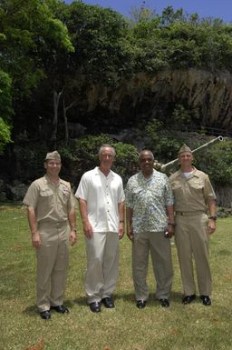 [Assignment: 48-DPA-SOI_K_Saipan_6-5-07] Pacific Islands Tour: Visit of Secretary Dirk Kempthorne [and aides] to Saipan Island, of the Commonwealth of the Northern Mariana Islands [48-DPA-SOI_K_Saipan_6-5-07__DI10688.JPG]